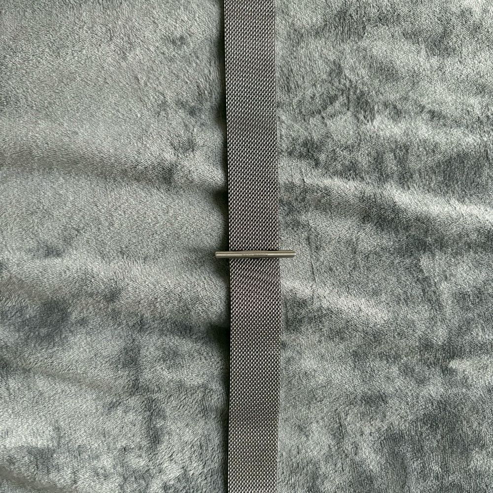 Authentic Apple Watch Milanese Loop – Silver – 38/40/41mm – Magnetic - Picture 2 of 3